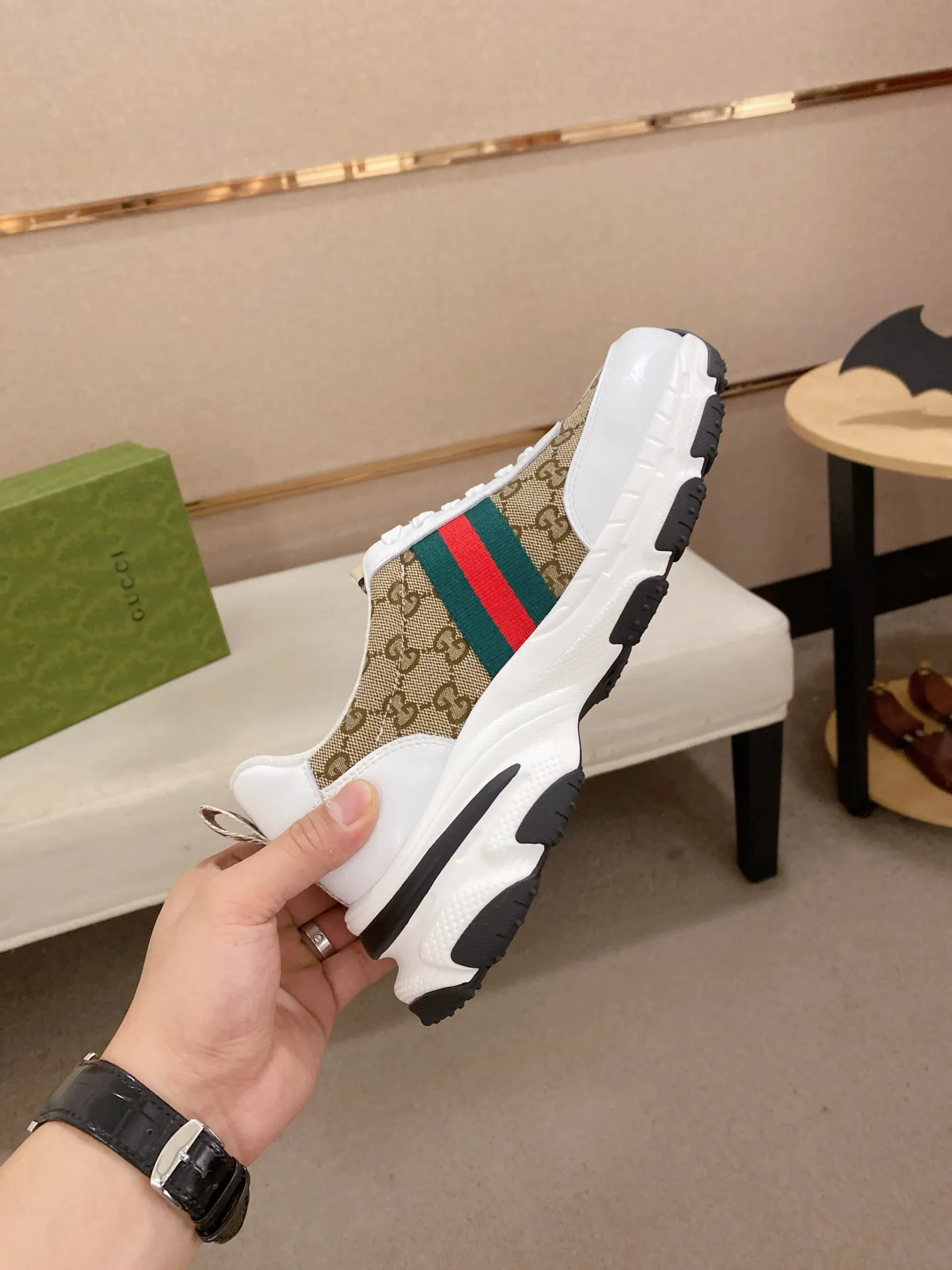 Men's shoes 💰 442 💰 High-quality new GUCCI counters are on the market at the same time. The new men's shoes, 😘fabrics are selected imported cowhide, lining: mesh breathable lining. 👍🏿 High-end ☄️ air-cushion molded anti-slip rubber outsole, exquisite lines, simple and elegant, comfortable and high-end for leisure travel. Code number: 38 to 44 (45 can be customized and cannot be returned or exchanged)